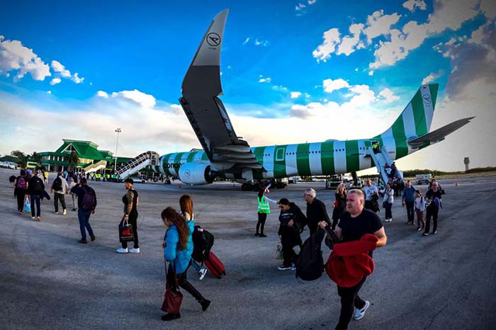 Aerolínea Condor incorpora nuevo avión a operaciones en Holguín