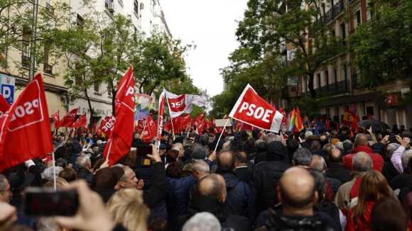 Miles de militantes muestran su apoyo a Pedro Sánchez en Madrid